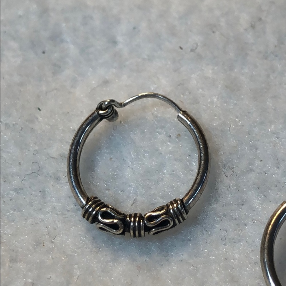 💸 Small Silver-Colored Hoops - Picture 2 of 4